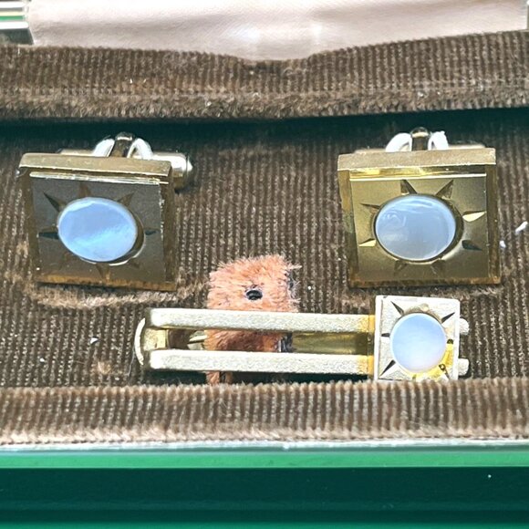 VTG Di Gino Cufflinks Tie Bar Set Gold Tone Mother of Pearl Sunburst Mid Century - Picture 3 of 12